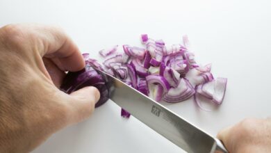 5 técnicas simples para evitar lágrimas ao cortar cebola