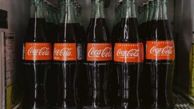 Coca-Cola se torna símbolo cultural nesse lugar, onde é consumida até por bebês e ligada a práticas religiosas, apesar dos riscos à saúde.