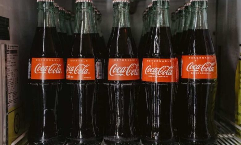 Coca-Cola se torna símbolo cultural nesse lugar, onde é consumida até por bebês e ligada a práticas religiosas, apesar dos riscos à saúde.