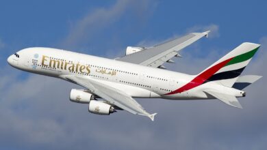Avião Airbus A380 da Emirates decolando com céu azul ao fundo