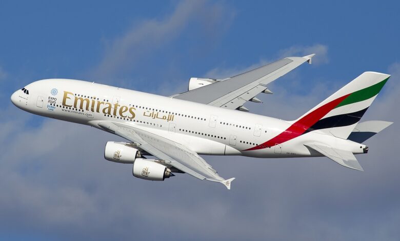 Avião Airbus A380 da Emirates decolando com céu azul ao fundo