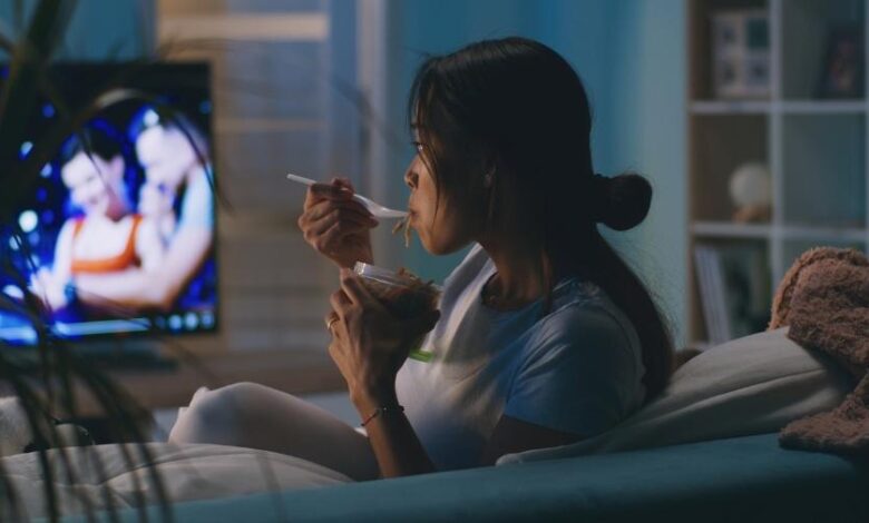 Comer na frente da TV pode destruir sua saúde sem você perceber