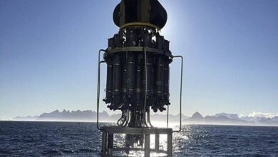 Os estudos anteriores da AMOC baseavam-se em dados da temperatura da superfície do mar. Um dispositivo de roseta CTD mede a condutividade, a temperatura e a profundidade do oceano através da recolha de amostras de água a diferentes profundidades, tornando os modelos mais precisos do que nunca. Crédito: Woods Hole Oceanographic Institution.
