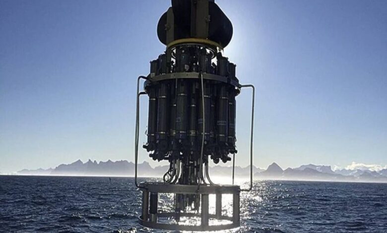 Os estudos anteriores da AMOC baseavam-se em dados da temperatura da superfície do mar. Um dispositivo de roseta CTD mede a condutividade, a temperatura e a profundidade do oceano através da recolha de amostras de água a diferentes profundidades, tornando os modelos mais precisos do que nunca. Crédito: Woods Hole Oceanographic Institution.
