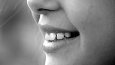 Dentista revela melhor técnica caseira para dentes mais brancos