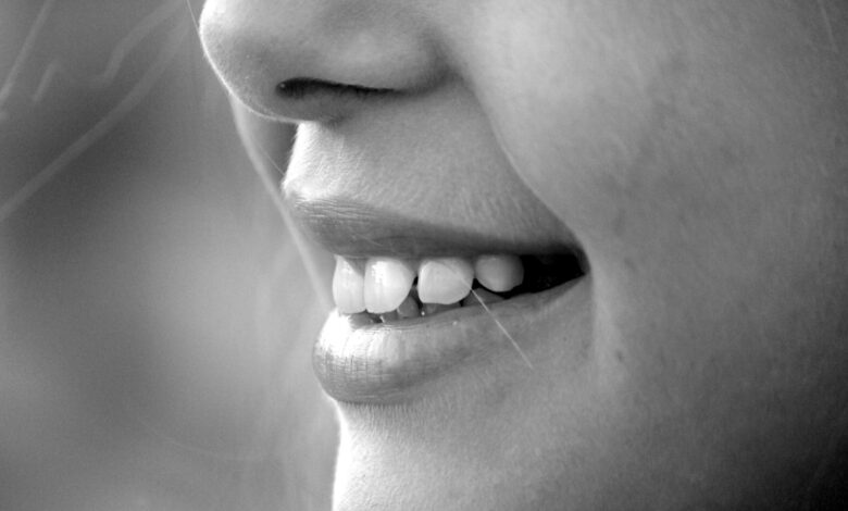 Dentista revela melhor técnica caseira para dentes mais brancos