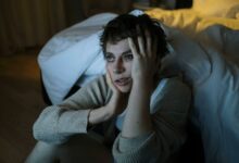 Acordou no meio da noite? Saiba o que isso significa