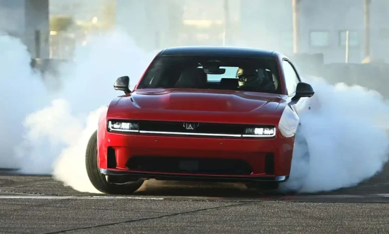 Dodge Charger com motor a combustão é flagrado em Detroit durante gravação de comercial