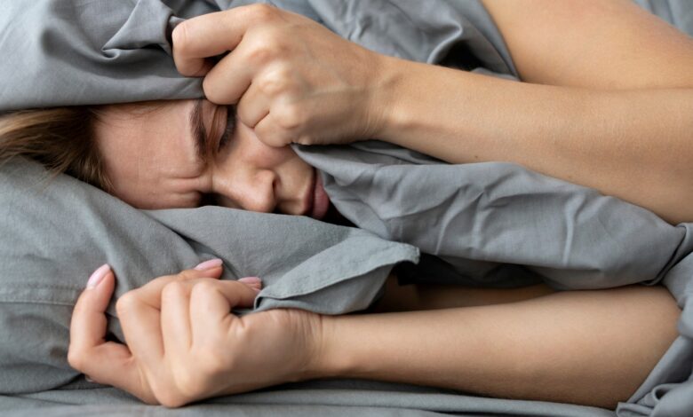 Dormir desse jeito pode triplicar risco de Alzheimer