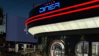 Elon Musk inaugura restaurante futurista com robôs atendentes