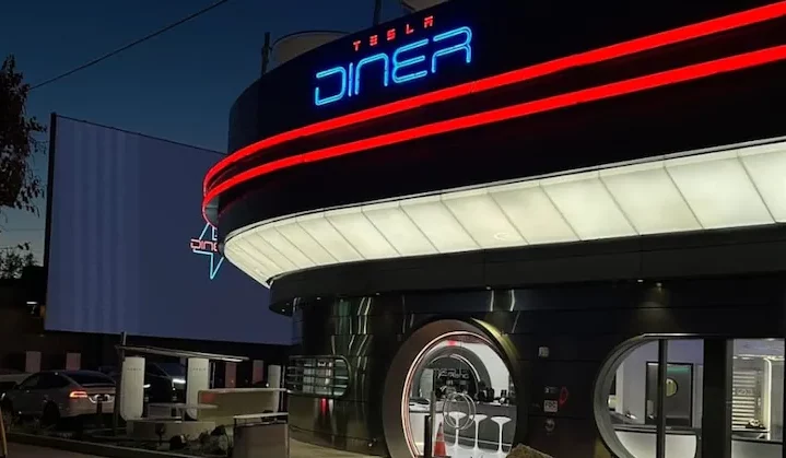 Elon Musk inaugura restaurante futurista com robôs atendentes