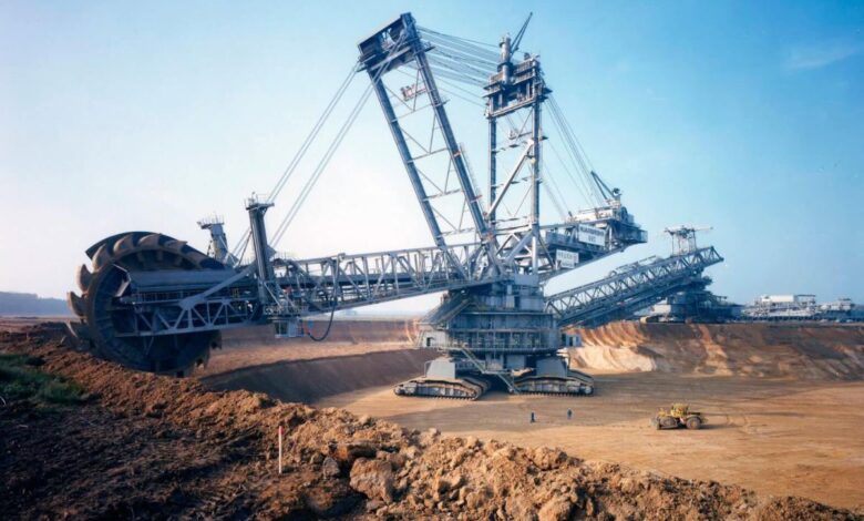 Com 13.500 toneladas e 16,5 MW de energia, Bagger 288 é controlada por só 5 pessoas em operação contínua
