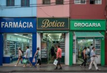 Esquina com três farmácias iluminadas no Brasil, simbolizando a expansão do varejo farmacêutico no país