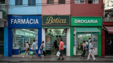 Esquina com três farmácias iluminadas no Brasil, simbolizando a expansão do varejo farmacêutico no país