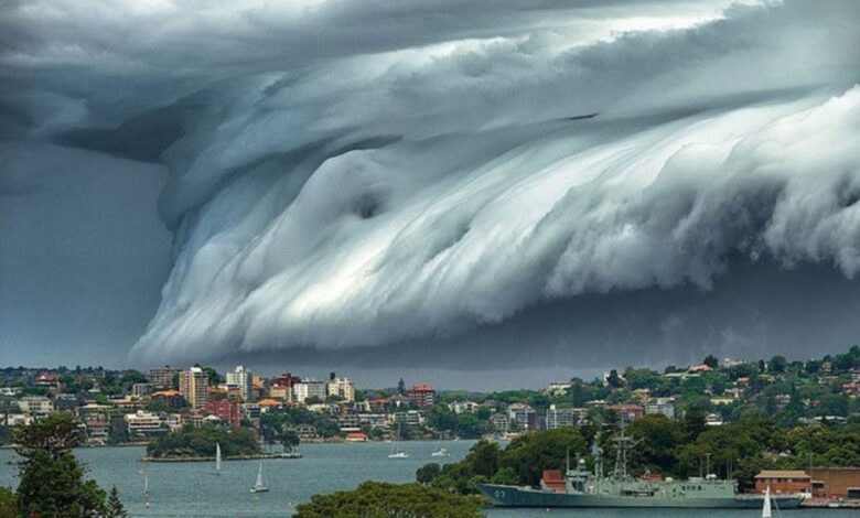 A nuvem tsunami, também chamada de shelf cloud, é um fenômeno impressionante ligado a tempestades. Saiba o que é, como se forma e quais os perigos.