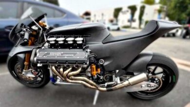 Motor de Ferrari F355 em uma motocicleta? É real: pesa 260 kg, tem 400 cv e foi construída peça por peça por um gênio da mecânica