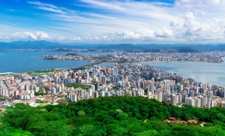 Conheça os motivos que fazem de Florianópolis uma cidade referência em qualidade de vida, com infraestrutura moderna, natureza preservada e oportunidades de crescimento.