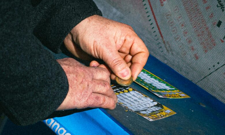 Homem que ganhou 70 vezes na loteria ensinou o segredo por trás das vitórias