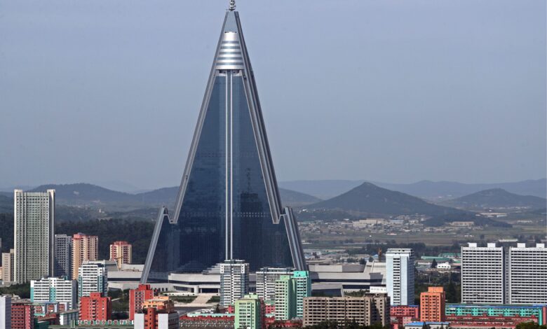 O hotel soviético de 330 metros de altura e 1.000 quartos que nunca recebeu um hóspede: Ryugyong, o arranha-céu inacabado que assombra Pyongyang há mais de 30 anos