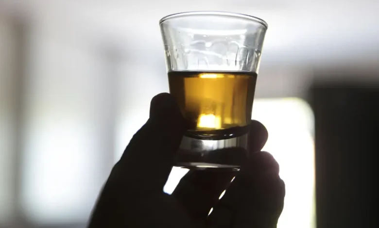 Novo benefício do INSS garante salário para pessoas com alcoolismo severo