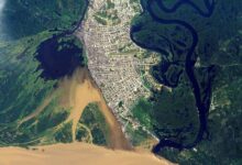 Descubra Iquitos, a maior cidade do mundo sem conexão terrestre, localizada na Amazônia peruana, acessível apenas por avião ou barco.
