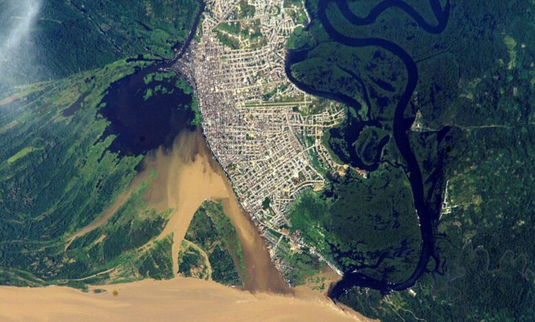 Descubra Iquitos, a maior cidade do mundo sem conexão terrestre, localizada na Amazônia peruana, acessível apenas por avião ou barco.