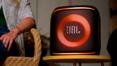JBL lança a PartyBox Encore 2 no Brasil com som potente, bateria removível e microfones sem fio. Ideal para festas e eventos.