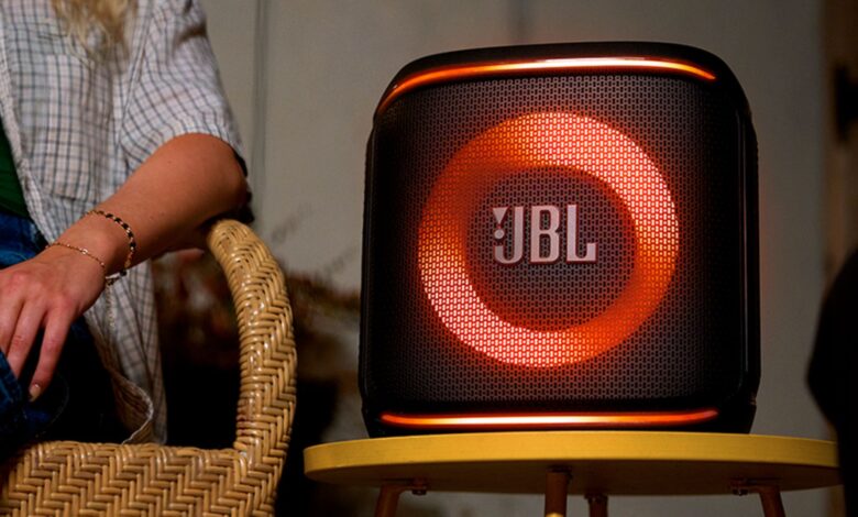 JBL lança a PartyBox Encore 2 no Brasil com som potente, bateria removível e microfones sem fio. Ideal para festas e eventos.