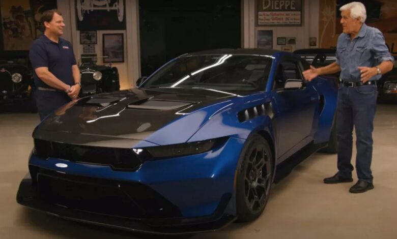 Jay Leno recebe a 12ª unidade do Ford Mustang GTD e se impressiona com os 815 cv