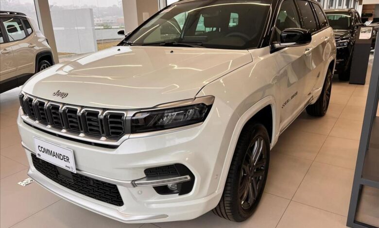 Jeep anuncia Commander Blackhawk com descontão de R$ 47.740 para CNPJ