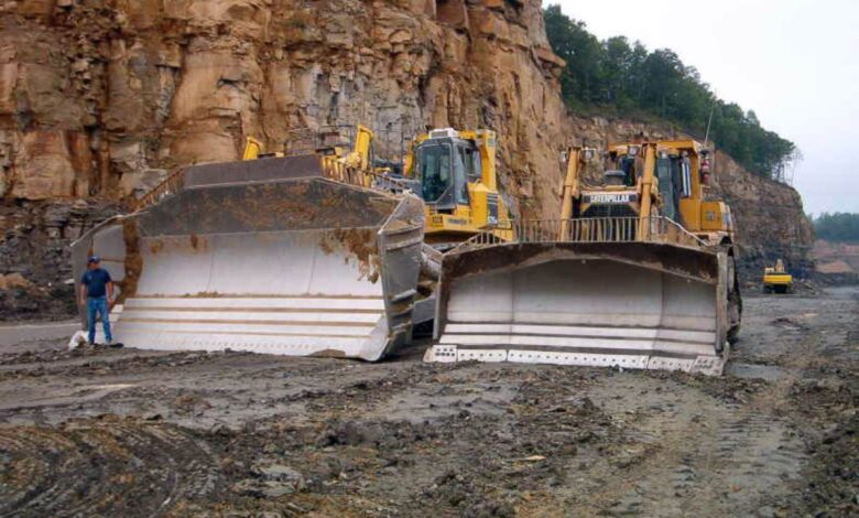Komatsu D575A‑3 Super Dozer desloca 150 toneladas por ciclo com 1.150 hp e só 10 unidades foram fabricadas