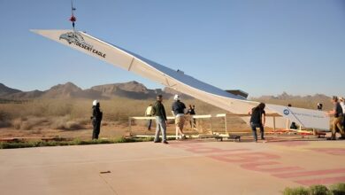 O maior avião de papel do mundo que voou a mais de 150 metros de distância e pesava 363 kg