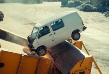 Mega-shredder Lindemann tritura 450 carros por hora e pesa mais que um Boeing 747, mudando o jogo da reciclagem automotiva no mundo.