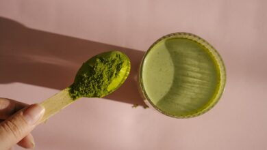 Matcha ultrapassa a tradição japonesa e ganha espaço em lattes, bolos e cosméticos. Descubra os bastidores dessa febre global.