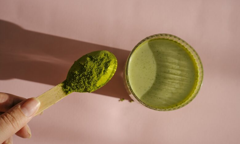 Matcha ultrapassa a tradição japonesa e ganha espaço em lattes, bolos e cosméticos. Descubra os bastidores dessa febre global.