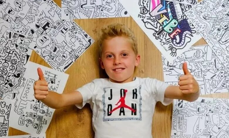 Joe Whale desenhando em seu quarto com obras nas paredes e caixas da Nike ao redor