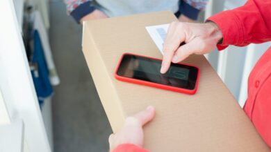 Por que motoristas de aplicativo estão trocando corridas por entregas?