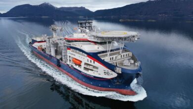Um novo tipo de navio, equipado com arados subaquáticos e propulsão computadorizada, começa a desenhar o futuro da internet no fundo dos oceanos