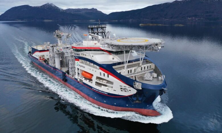Um novo tipo de navio, equipado com arados subaquáticos e propulsão computadorizada, começa a desenhar o futuro da internet no fundo dos oceanos