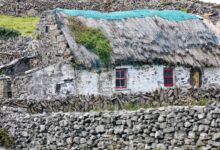 Casas em ilha remota da Irlanda reformadas por novos moradores com incentivo governamental.