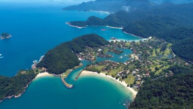 Leilão de praias, ilhas e montanhas em Paraty mobiliza moradores e ameaça patrimônio mundial, cultura caiçara e proteção ambiental.