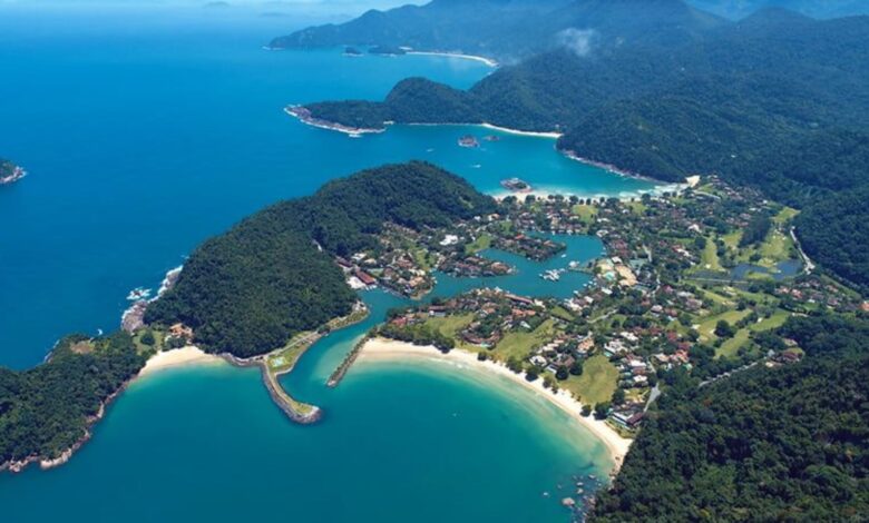 Leilão de praias, ilhas e montanhas em Paraty mobiliza moradores e ameaça patrimônio mundial, cultura caiçara e proteção ambiental.