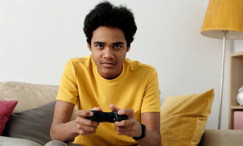 Policiais estão sendo pagos para jogarem videogame com jovens