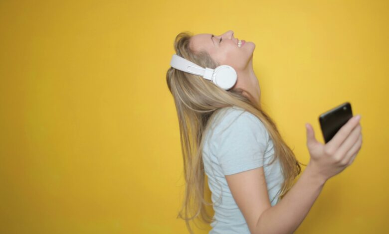 Por que tanta gente não consegue fazer nada sem ouvir música?