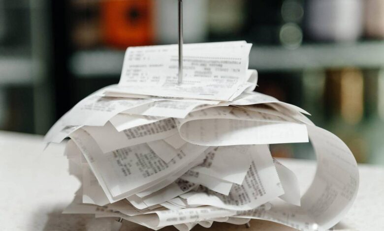 Manusear notas fiscais pode trazer riscos à saúde por conter BPA, um composto químico preocupante e que gera dúvidas.