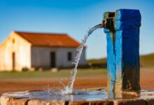 Fiscalização de poço artesiano em quintal urbano no Brasil.