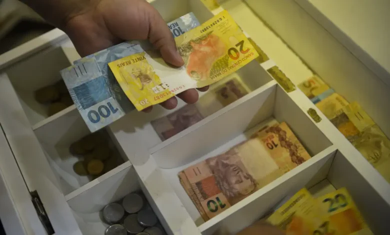 Veja até quando você pode receber o seu salário de julho