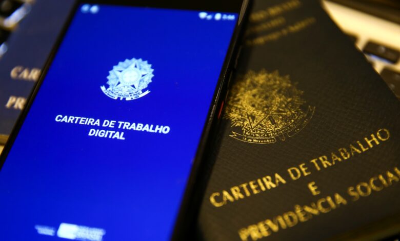 Trabalhadores com carteira assinada podem receber mais de R$600