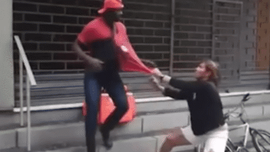 Ex-atleta que atacou entregadores com coleira é condenada por racismo