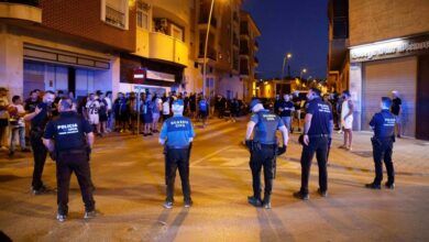 Violent clashes erupt between far-right groups and migrants in Spanish town